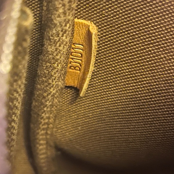 Pre-Loved Authentic LOUIS VUITTON Pochette Accessoires Monogram - Picture 6 of 11